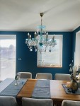 Modrý křišťálový lustr s PK500 brusem v interiéru obýváku