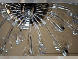 Třpyt broušeného skla Baccarat lustrů a lamp